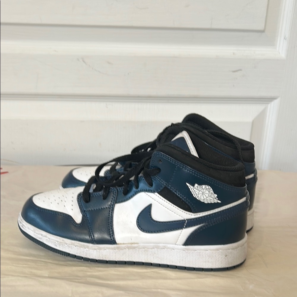JORDAN NIKE  MID ARMORY NAVY and White High-Top SIZE 6 youthSneakers